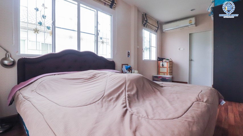 บ้านเดี่ยวมือสองนนทบุรี ม.ชวนชื่น โมดัส แจ้งวัฒนะ สุดคุ้ม! กับบ้านหลังใหญ่ ตกแต่งพร้อมอยู่ พื้นที่กว่า 52.3 ตร.ว. ฟังก์ชัน 3 นอน 3 น้ำ 2 ที่จอดรถ บรรยากาศเงียบสงบ เป็นส่วนตัว บนทำเลหายาก! ใกล้เซ็นทรัลแจ้งวัฒนะ ทางด่วนแจ้งวัฒนะ และเมืองทองธานี รองรับรถไฟฟ้าสายสีชมพู "สถานีเลี่ยงเมืองปากเกร็ด"...